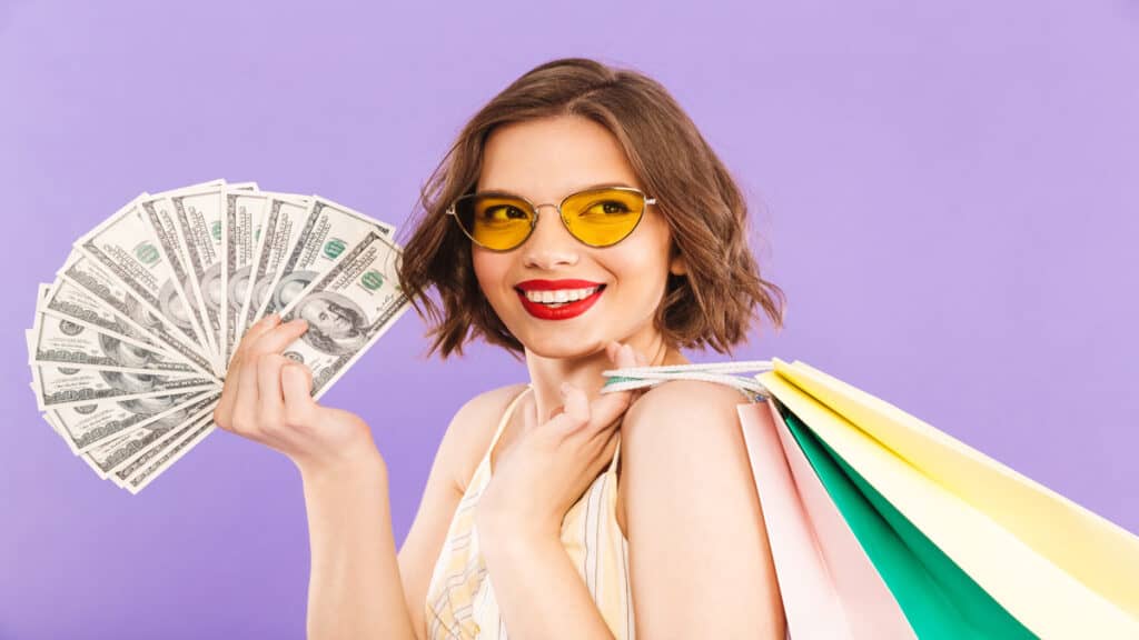 woman-money-shopping