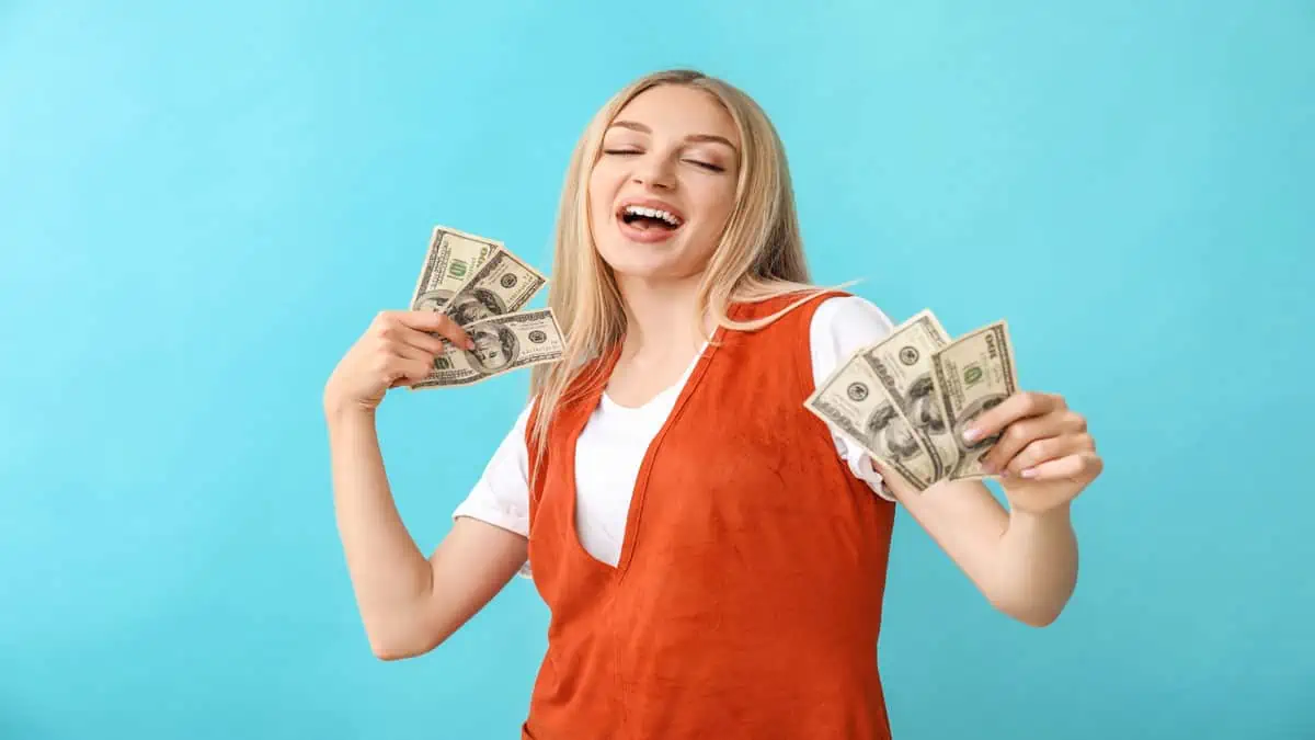 blonde-woman-with-money