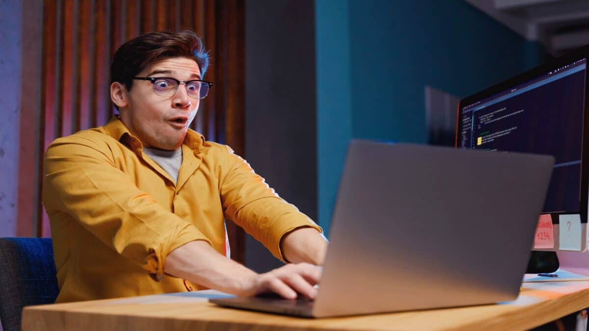 shocked-man-on-laptop