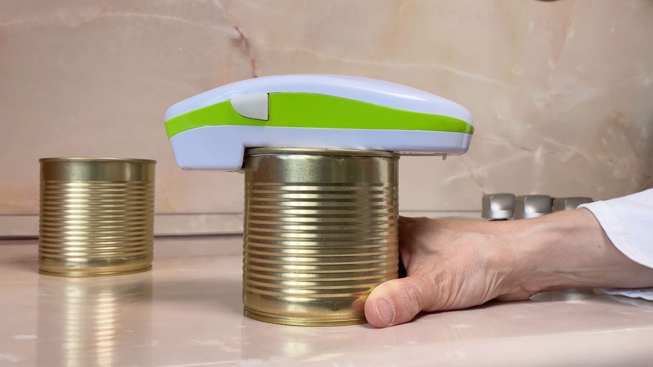 Electric can opener