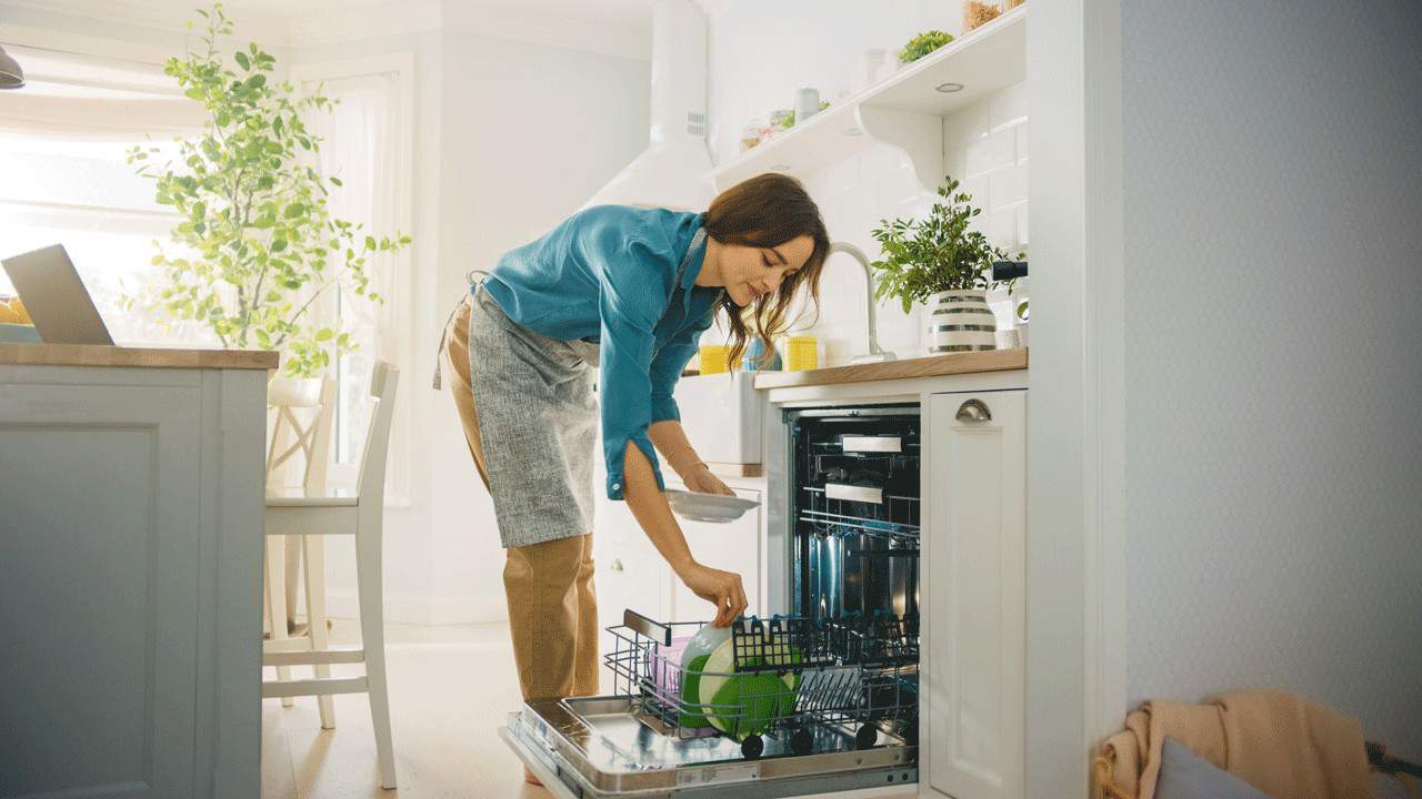 woman-at-dishwasher