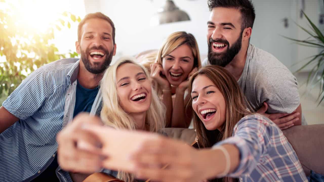 Am Using Friend 19 Frugal Things to Do With Friends at Home - Money Smart Guides